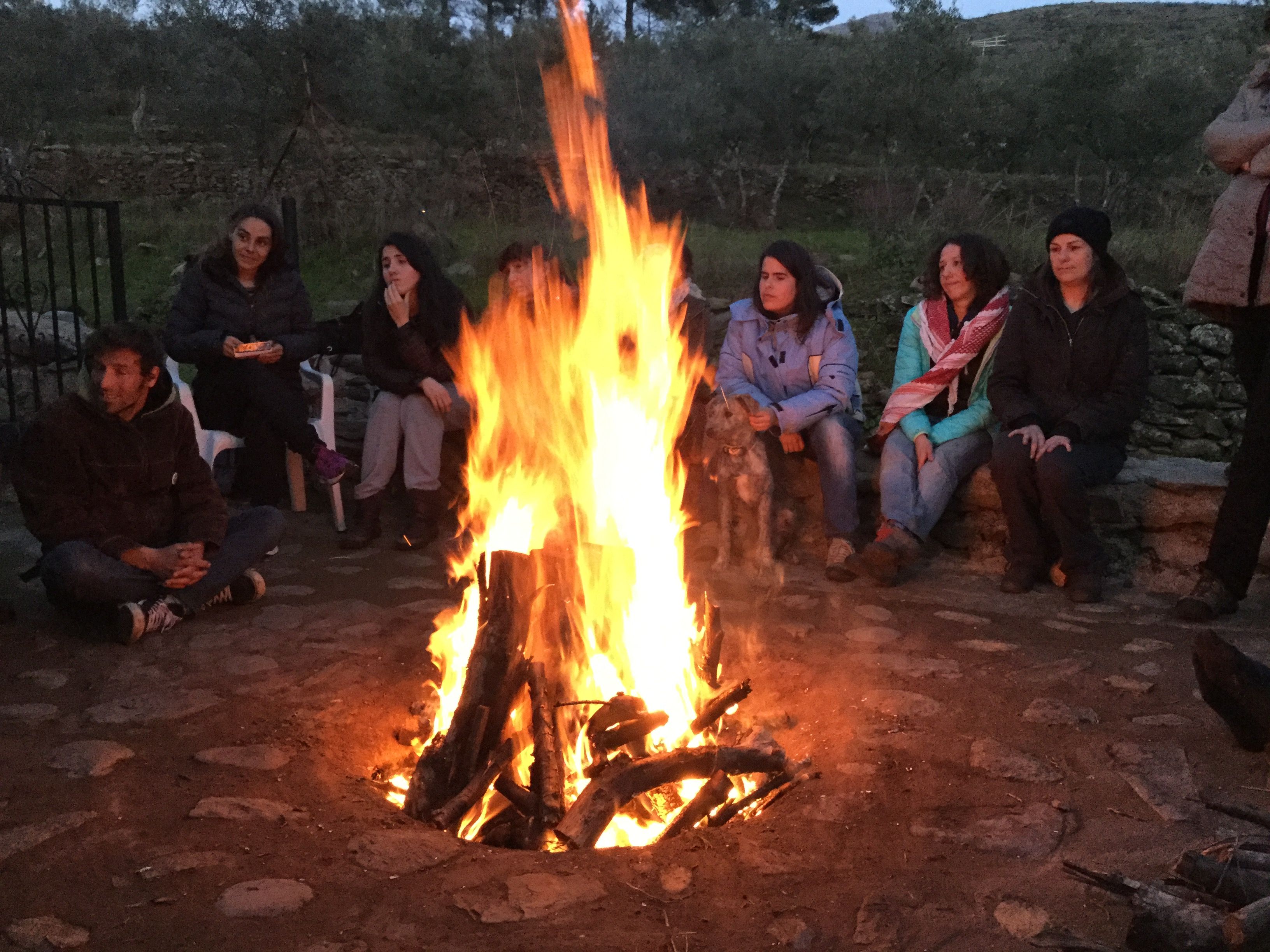 hablando en grupo al rededor del fuego